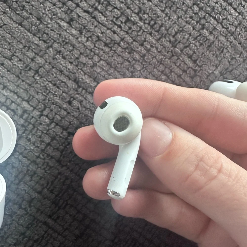 Apple Wireless Earbuds in White Case